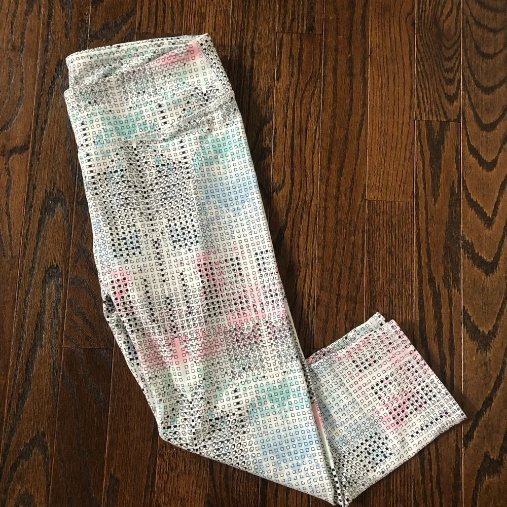 Fabletics Women's S Define PowerHold Mid-Rise Capri Leggings in Arctic Print